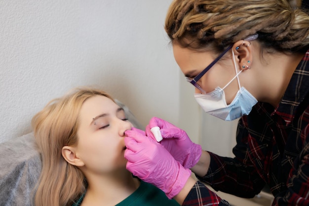 Lächeln oder Frenulum-Piercing unter der Oberlippe