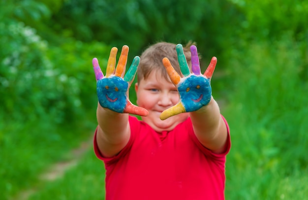 Foto lächeln sie auf den händen einer kinderzeichnung.