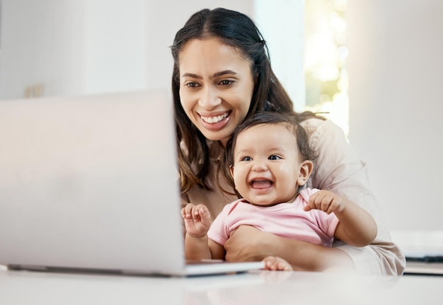 Lächeln Sie Fernarbeit und Frau mit Baby und Laptop glückliche Freiberuflerin mit Online-Projekt im Mutterschaftsurlaub Arbeit von zu Hause aus Mutter und Kleinkind mit glücklicher Internetsuche und virtuellem Job