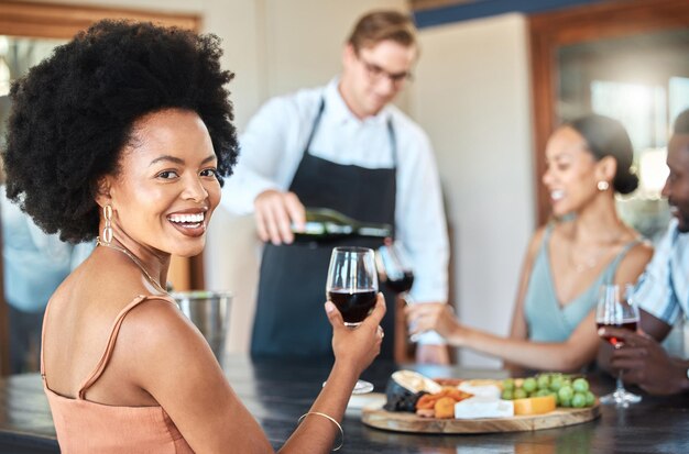 Lächeln Sie Luxus und Weinprobe mit einer Frau und erlesenes Essen auf dem Land Weinberg oder Restaurant Hotelurlaub mit Freunden Entspannen Sie sich im Urlaub und genießen Sie mit einer Gruppe von Menschen auf einem Weingut