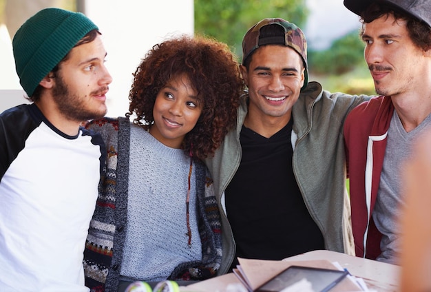 Foto lächeln tisch und universität freunde in der studiengruppe mit notizen umarmung und soziale unterstützung in der bildung bücher tablet und glückliche studenten entspannen sich zusammen auf der terrasse mit vielfalt gelegenheit und college