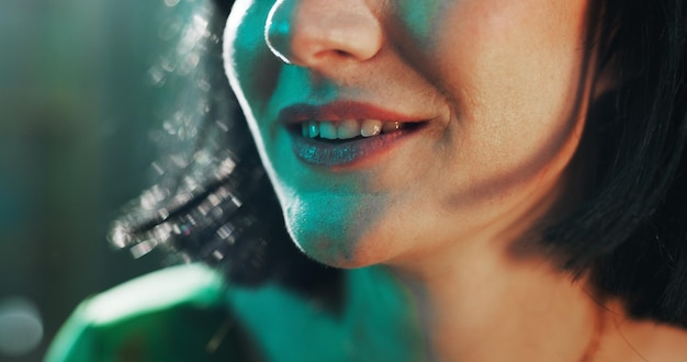 Lächeln und Zähne einer Frau in einer Nachtclub-Close-Up-Aufnahme für Feiern, Unterhaltung oder Feiern Gesicht glücklich und Lippen einer Person oder eines Mädchens hoch bei einem Veranstaltungskonzert, Diskothek oder Nachtleben am Wochenende abends
