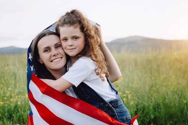 lächelnd frei stolze unabhängige patriotische Familie