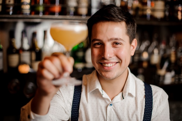 lächelnd hautnah Barkeeper mit dem Cocktail