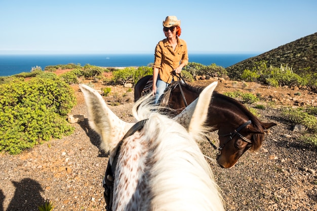 lächelnd schöne rote haar dame jung reiten ein pferd