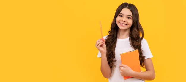 Lächelnd Schule Teenager-Mädchen bereit, mit Planer und Stift Bildung zu studieren Banner der Schule Studentin Schulmädchen-Schüler-Porträt mit Textfreiraum