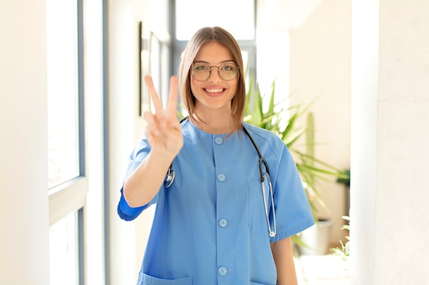 lächelnd und glücklich, sorglos und positiv aussehend, Sieg oder Frieden mit einer Hand gestikulierend