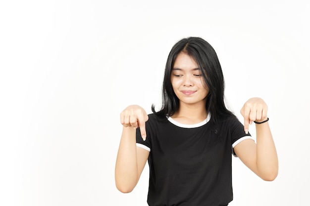 Lächelnd und nach unten zeigend, leerer Kopienraum der schönen asiatischen Frau lokalisiert auf Weiß