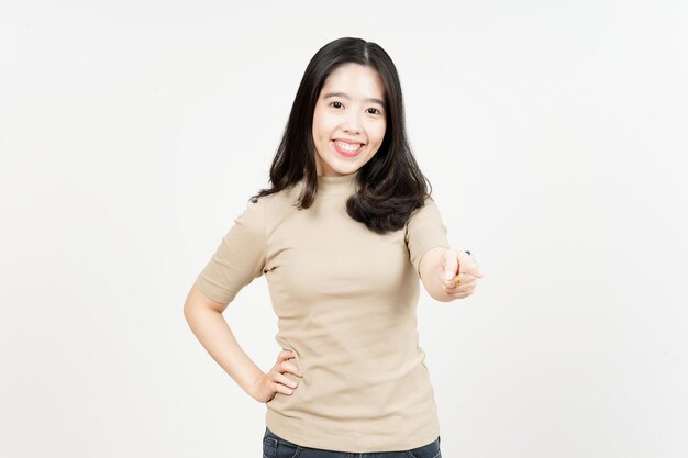 Lächelnd und zeigt auf die Kamera der schönen asiatischen Frau, Isolated On White Background