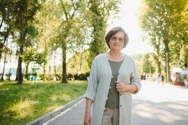 Lächelnde ältere Frau, die sich im Park erholt
