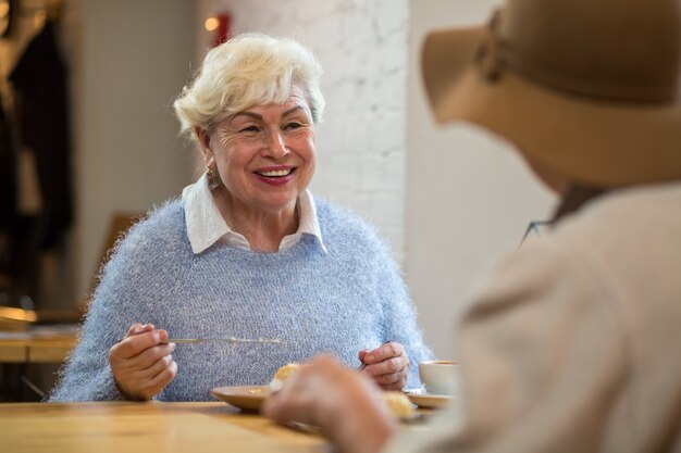 Lächelnde ältere Frau im Café