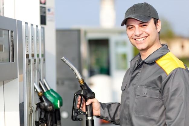 Lächelnde Arbeiter an der Tankstelle