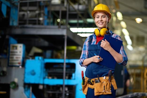 Lächelnde Arbeitnehmerin in der Fabrik