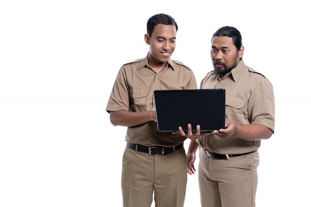 Lächelnde asiatische Männer in Khaki-Uniformen