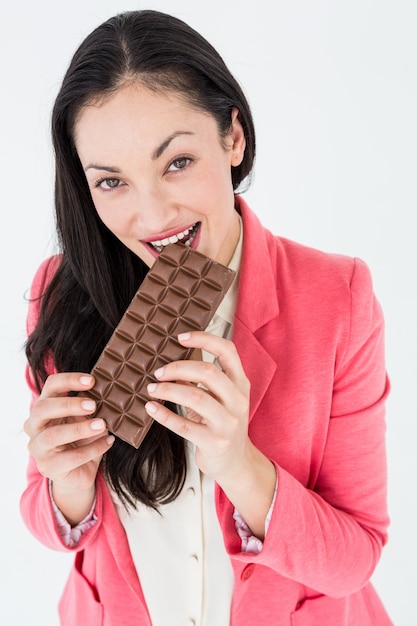 Lächelnde beißende Schokolade des Brunette Schokolade