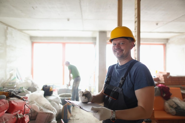 Lächelnde Berufskraft hält die Zwischenablage und listet Arbeitsmaterialien auf