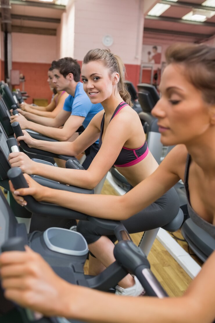 Foto lächelnde blondine auf hometrainer