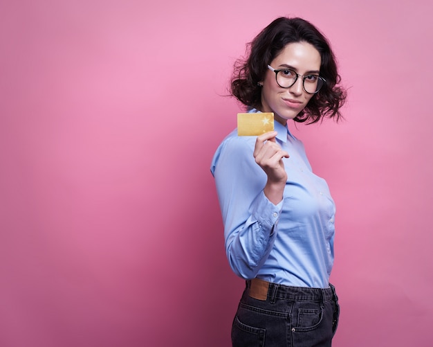 Lächelnde elegante Frau der Mode, des Einkaufens, des Bankwesens und der Zahlung mit Plastikkreditkarte