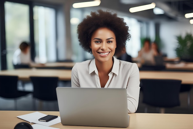 Lächelnde, erfolgreiche afroamerikanische Frau, die im Büro arbeitet, Bewegungsunschärfe-Hintergrund