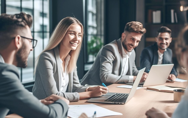 Lächelnde Fachleute arbeiten im Büro zusammen