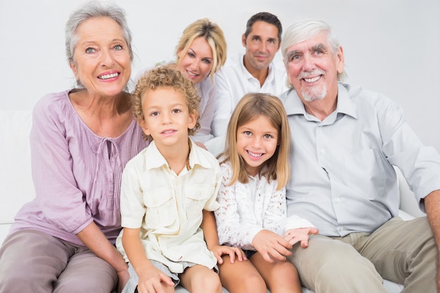 Lächelnde Familie, die für ein Bild aufwirft