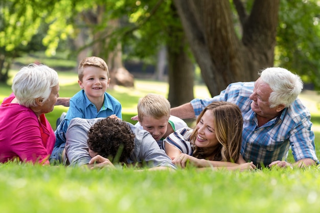 Lächelnde Familie, die im Gras liegt