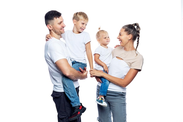 Lächelnde Familie mit zwei kleinen Kindern Mutter Vater und kleiner Sohn und Tochter Kinder in den Armen ihrer Eltern Liebe und Zärtlichkeit Isoliert auf einem weißen Hintergrund