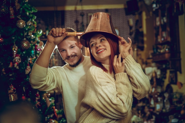 Lächelnde Familie, Paar auf der Suche nach Heimtextilien und Weihnachtsgeschenken im Haushaltsladen