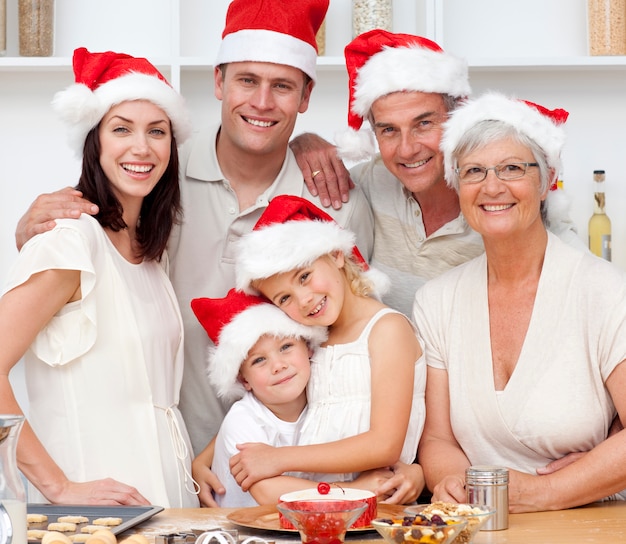 Lächelnde Familienbacken Weihnachtskuchen