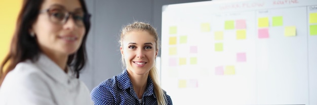 Foto lächelnde frau am arbeitsplatz