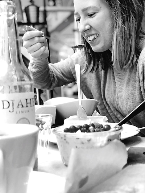 Foto lächelnde frau beim essen im restaurant