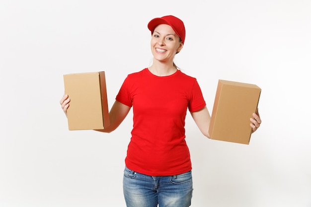 Lächelnde Frau der Lieferung in der roten Uniform lokalisiert auf weißem Hintergrund. Frau in Mütze, T-Shirt, Jeans, die als Kurier oder Händler mit Kartons arbeitet. Paket empfangen. Kopieren Sie Platz für Werbung.