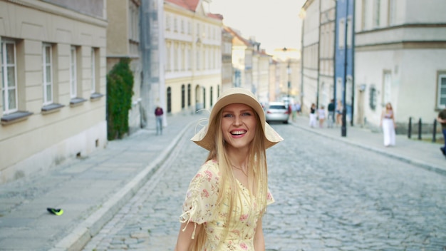 Lächelnde Frau, die auf Straße geht.