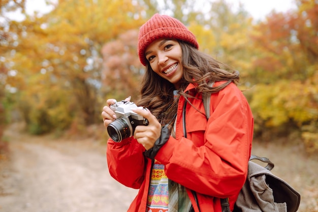 Lächelnde Frau, die das Herbstwetter genießt. Rest-Entspannungs-Lifestyle-Konzept