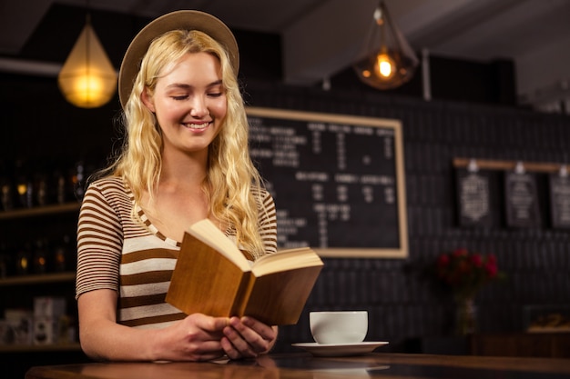 Lächelnde Frau, die ein Buch liest