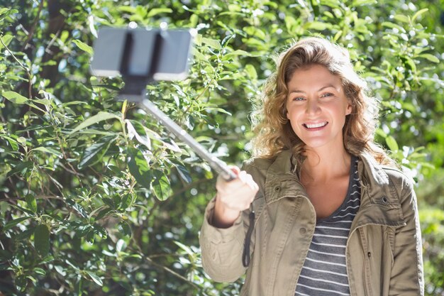 Foto lächelnde frau, die selfies nimmt