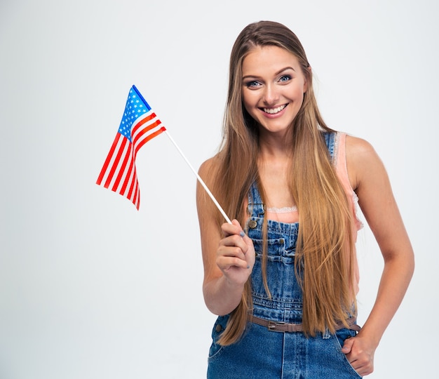 Lächelnde frau, die usa-flagge hält