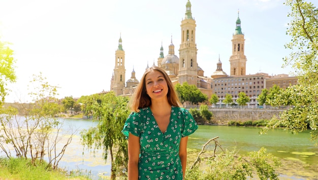 Lächelnde Frau im grünen Kleid, die Saragossa besucht