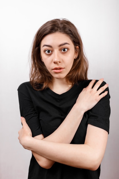 lächelnde Frau im leeren schwarzen T-Shirt