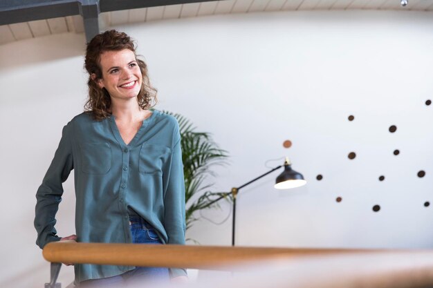 Lächelnde Frau im modernen Büro