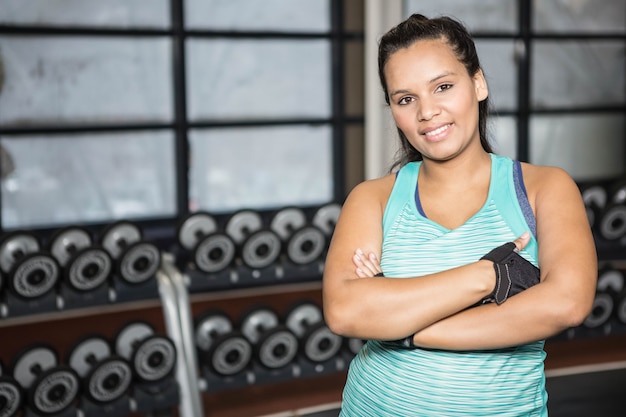 Lächelnde Frau in der Sportkleidung in der Turnhalle