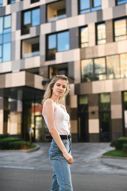 Lächelnde Frau in einem weißen T-Shirt und Jeans