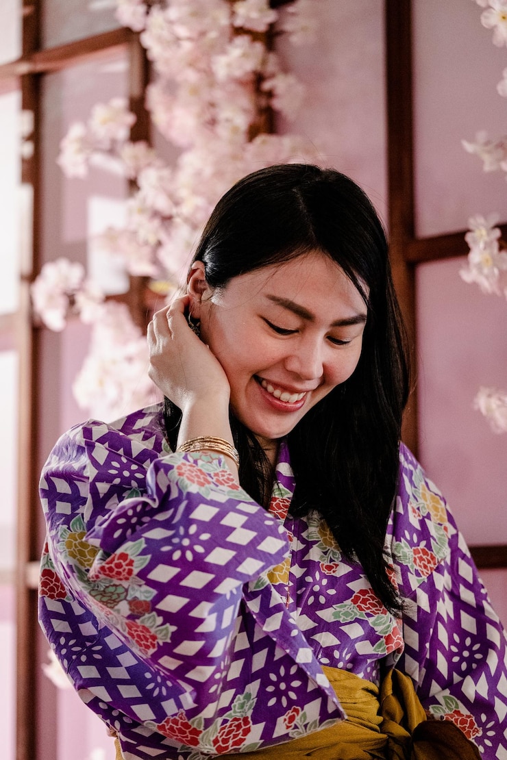 Foto lächelnde frau in kimono