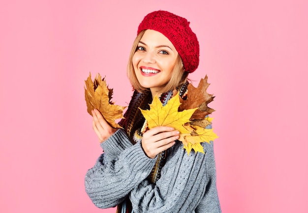 Lächelnde Frau in warmer Kleidung mit gelben Blättern Herbststimmung Saisonverkauf Rabatt kopieren Raum