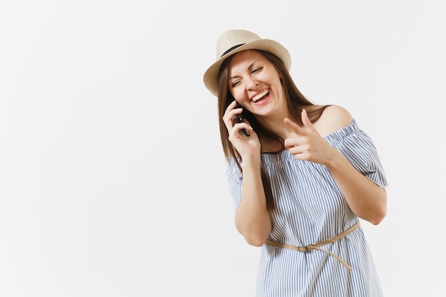 Lächelnde Frau kleidete blaues Kleid, Hut, der am Handy spricht, angenehmes Gespräch durchführte, das auf weißem Hintergrund lokalisiert wurde. Menschen, aufrichtige Emotionen, Lifestyle-Konzept. Werbefläche. Platz kopieren.