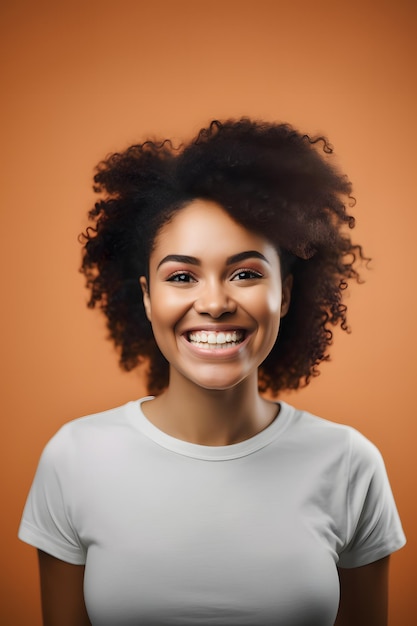 Lächelnde Frau mit Afro-Haaren und weißem Hemd auf orangefarbenem Hintergrund Generative KI