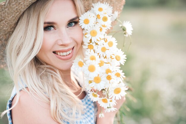 Lächelnde Frau mit Blumen