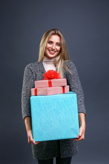 Lächelnde Frau mit Geschenkboxen