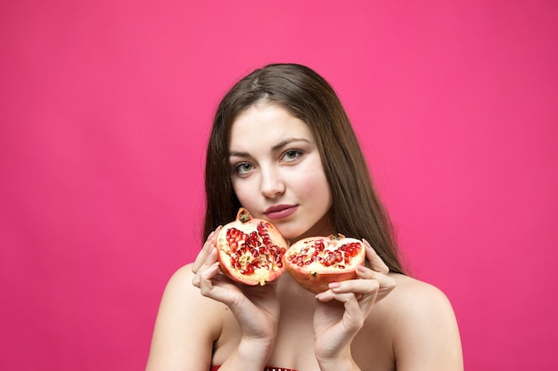 Lächelnde Frau mit Grapefruit halbierte Frucht in der Hand