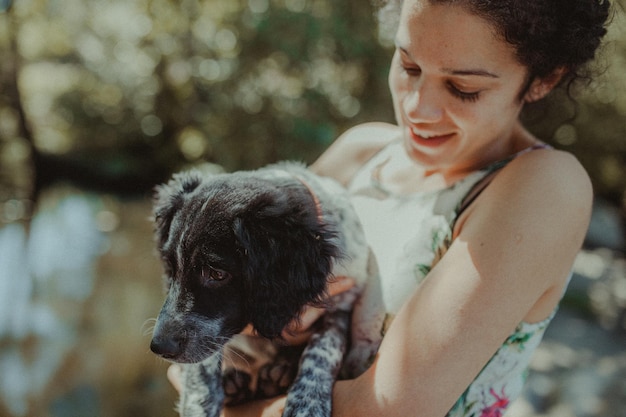 Lächelnde Frau mit Hund